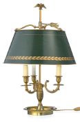 Lampe bouillotte de style Restauration, XXe s., en bronze ciselé et doré, à trois bras de lumière, a