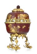 Pot pourri, XVIIIe s., formé de deux coupes en laque rouge et or à décor de papillons, fleurs et feu