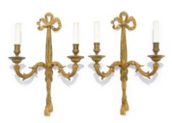 Paire d'appliques de style Louis XVI, fin XIXe s., en bronze ciselé et doré, à décor de passementeri
