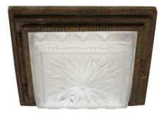 Plafonnier d'époque Art Déco, en verre moulé pressé et structure en métal patiné, 15x48x48 cm