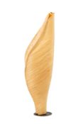 Lampadaire, XXIe s., en placage formant une feuille, base circulaire en métal, h. 139 cm