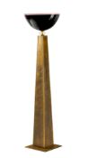 Lampadaire, circa 1980, piètement en laiton, diffuseur en verre de Murano teinté noir, h. 202 cm