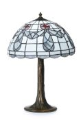 Lampe de table (non électrifiée) dans le goût de Tiffany, XXe s., piétement en métal patiné, abat-jo