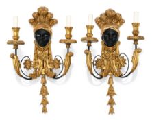 Paire d'appliques de style Directoire, XXe s., en bois peint noir et doré, figurant un maure sommé d