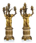 Paire de candélabres d'époque Napoléon III, en bronze ciselé et doré, à décor de putti supportant de