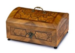Coffret de voyage, XVIIIe s., en placage de loupe de noyer et filets de marqueterie, poignée en lait