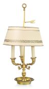 Lampe bouillotte de style Restauration, XXe s., en laiton, trois feux, abat-jour en tôle beige, h. 6