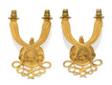 Paire d'appliques par Jules Leleu (1883-1961), en bronze doré à deux bras torsadés et ruban entrelac