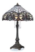 Lampe de table dans le goût de Tiffany, XXe s., piétement en métal patiné, abat-jour tronconique ajo