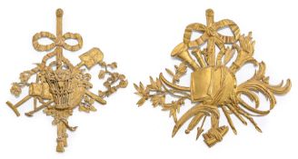 2 éléments de décoration d'époque Louis XVI, en bois sculpté et doré à décor d'attributs et ruban no