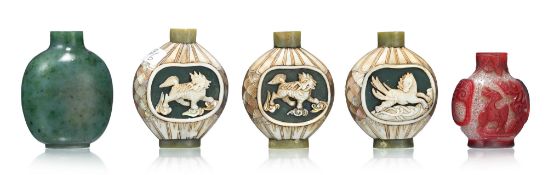Ensemble de 5 flacons à priser, dont 3 en nacre et pierre dure, 1 en verre multicouches et 1 en jade