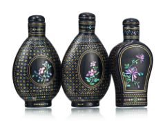 Ensemble de 3 flacons à priser en laque burgauté, Chine, XIX-XXe s.: 2 au décor de fleurs dans des c