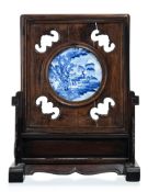 Ecran de lettré en bois avec plaque circulaire en porcelaine en son centre, Chine, XXe s., plaque dé