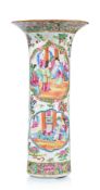 Vase cornet en porcelaine "Rose Medallion", Chine, Canton, XIX-XXe s., décor de personnages dans des