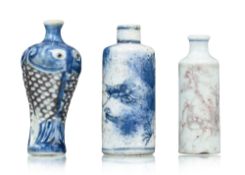 Ensemble de 3 flacons à priser en porcelaine, Chine, XIX-XXe s.: tous au décor rouge et/ou bleu d'an