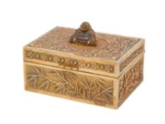 Boîte rectangulaire en argent doré, surmontée d'un Bouddha en œil de tigre, Chine, XXe s., décor de