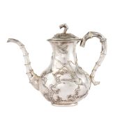 Verseuse en argent, Chine, XXe s., décor en relief de fleurs et oiseaux, prise et bec verseur imitan