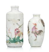 2 flacons à priser en porcelaine, Chine, dynastie Qing, un ovoïde, décor de coqs, marque Qianlong so