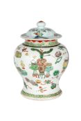 Vase couvert en porcelaine famille verte, Chine, dynastie Qing, décor d'objets de lettrés et de bête