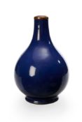 Vase en porcelaine à glaçure monochrome bleu foncé, Chine, dynastie Qing, marque Qianlong sous la ba
