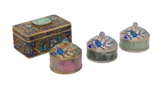 Ensemble de 4 boîtes en argent, émail et pierres dures, Chine, XXe s.: 1 rectangulaire partiellement