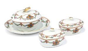Partie de service comprenant 1 petite soupière, 2 petites terrines et 1 présentoir en porcelaine fam