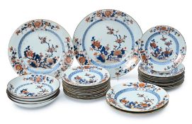 Ensemble de 10 assiettes et 2 plats en porcelaine Imari, Chine, dynastie Qing: décor de fleurs et ro