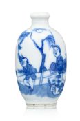 Flacon à priser en porcelaine, Chine, XIX-XXe s., décor en bleu de femme et enfant dans un jardin, m