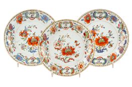 Ensemble de 3 assiettes creuses en porcelaine, Chine, XVIIIe s.: toutes au décor dit "à la Pompadour