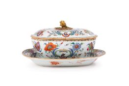 Terrine couverte et son présentoir en porcelaine, Chine, XVIIIe s., décor dit "à la Pompadour" de ri