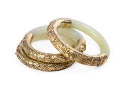 Ensemble de 3 bracelets circulaires en argent doré et jade, Chine, moderne, décor de rinceaux de fle