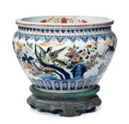 Cache-pot en porcelaine de style Imari, probablement Samson, XXe s., décor d'oiseaux, fruits, fleurs