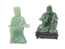 2 sculptures en jade, chacune représentant Guanyin assise, Chine, une sur un socle en bois (non soli