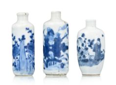 Ensemble de 3 flacons à priser en porcelaine, Chine, XIX-XXe s.: tous au décor en bleu de fleurs, 1