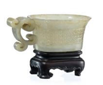 Petite coupe libatoire en jade, Chine, à une anse, décor archaïsant de motifs géométriques, avec soc
