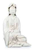 Guanyin assise, sculpture en porcelaine de style Dehua, Chine, XXe s., tenant un fozhu (rosaire boud