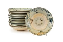 Ensemble de 12 assiettes creuses en céramique, Chine, ca 1750: issues du naufrage du Nanking Cargo,