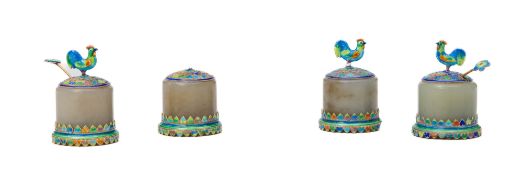 2 paires de salières et poivriers en jade pâle et argent émaillé, Chine, moderne, décor de fleurs et