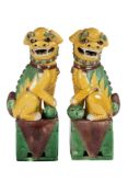 Couple de chiens de Fô, 2 sculptures en porcelaine à glaçure sancai, Chine, XXe s., chacun sur un pi