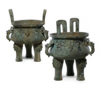 2 récipients monumentaux ding en bronze, Chine, XXe s., de style archaïque, corps ornés de motifs gé