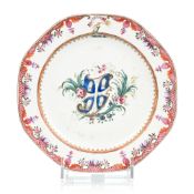 Assiette octogonale en porcelaine famille rose portant les armoiries de Samuel Ryland, Chine, XVIIIe