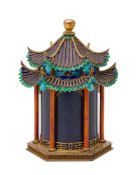 Boîte à thé hexagonale en forme de pagode en argent doré, émail, filigrane et pierres dures, Chine,