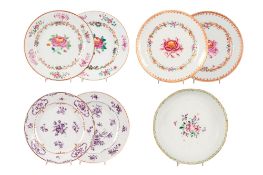 Ensemble de 6 assiettes et 1 plat creux en porcelaine, Chine, dynastie Qing, comprenant: 4 assiettes