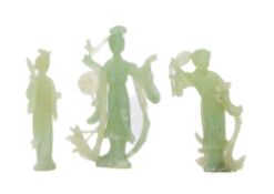 Ensemble de 3 statuettes en jade, chacune représentant une femme à l'éventail, Chine, tailles divers