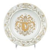 Assiette en porcelaine or et grisaille portant les armoiries Sichterman, Chine, XVIIIe s., ca 1740,