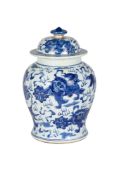 Petite potiche couverte en porcelaine, Chine, XXe s., décor en bleu de chiens de Fô avec xiuqiu (bal
