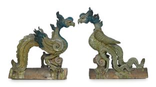 2 tuiles faîtières en céramique à glaçure verte et bleue, Chine, dynastie Qing, chacune surmontée d'