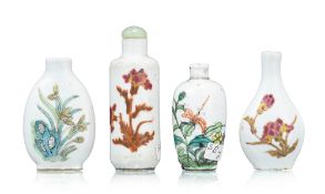 Ensemble de 4 flacons à priser en porcelaine, Chine, XIX-XXe s.: décors variés de fleurs, tailles di