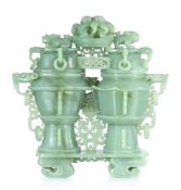Double vase couvert en jade, Chine, décor en relief de dragons et qilin, avec caractère fu ("bonheur