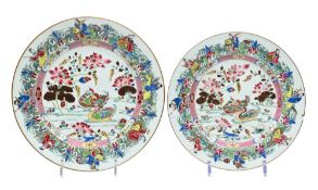 Plat en porcelaine famille rose, Chine, XVIIIe s., centre orné de canards mandarins parmi des lotus,
